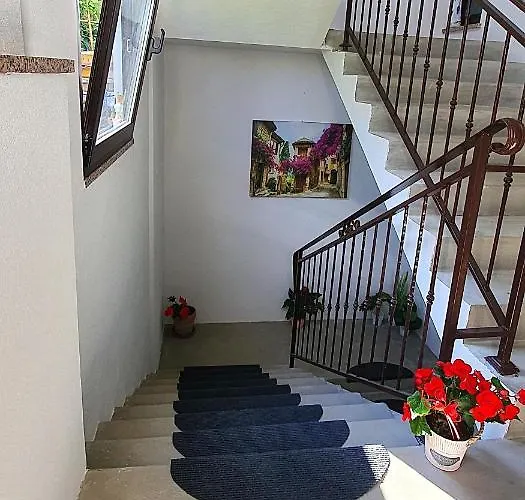 Veronika アパート ロヴラン